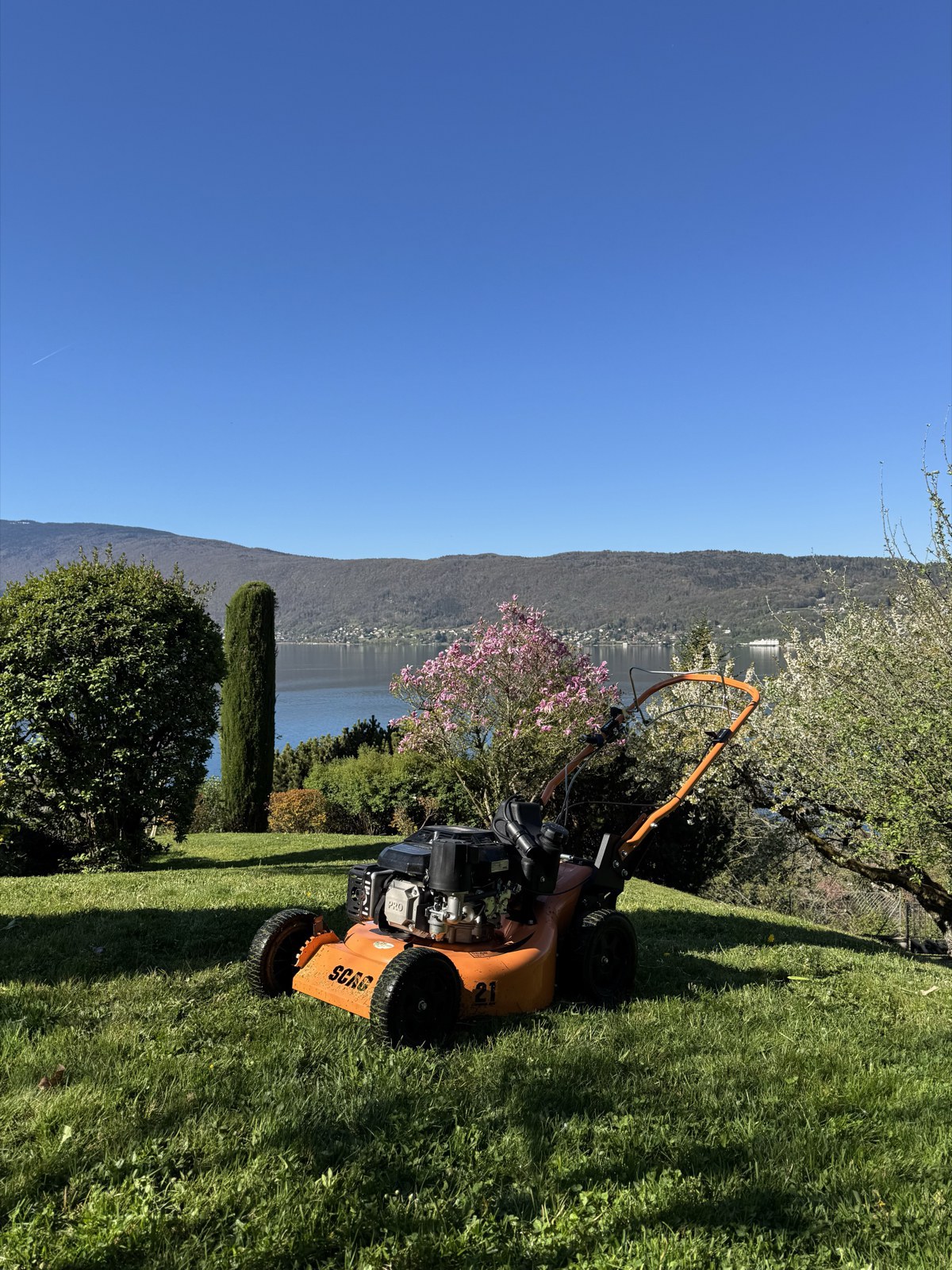Tonte de pelouse avec vue lac — Veyrier-du-Lac